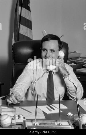 Rudy Giuliani, US-Staatsanwalt für den Southern District of New York, in seinem Büro im Jahr 1984. Rudolph William Louis Giuliani ist ein amerikanischer Politiker und Anwalt, der von 1994 bis 2001 107. Bürgermeister von New York City war. Zuvor war er von 1981 bis 1983 stellvertretender Generalstaatsanwalt der Vereinigten Staaten und von 1983 bis 1989 Staatsanwalt der Vereinigten Staaten für den Southern District von New York. Foto von Bernard Gotfryd Stockfoto