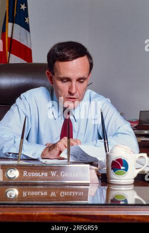 Rudy Giuliani, US-Staatsanwalt für den Southern District of New York, in seinem Büro im Jahr 1984. Rudolph William Louis Giuliani ist ein amerikanischer Politiker und Anwalt, der von 1994 bis 2001 107. Bürgermeister von New York City war. Zuvor war er von 1981 bis 1983 stellvertretender Generalstaatsanwalt der Vereinigten Staaten und von 1983 bis 1989 Staatsanwalt der Vereinigten Staaten für den Southern District von New York. Foto von Bernard Gotfryd Stockfoto