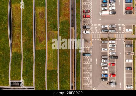 SKELTON LAKE TANKSTELLE, LEEDS, GROSSBRITANNIEN - 4. MAI 2023. Blick aus der Vogelperspektive auf das weitläufige Wildblumengrün oder das Wohndach des Skelton Lake Highway Serv Stockfoto