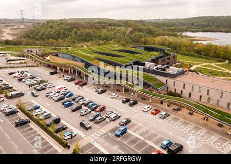 SKELTON LAKE TANKSTELLE, LEEDS, GROSSBRITANNIEN - 4. MAI 2023. Blick aus der Vogelperspektive auf das weitläufige Wildblumengrün oder das Wohndach des Skelton Lake Highway Serv Stockfoto