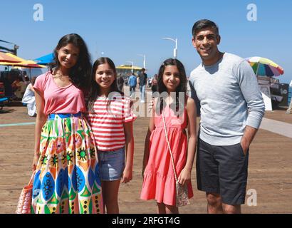 (Links-rechts) Akshata Murty, Krishna Sunak, Anoushka Sunak und Premierminister Rishi Sunak besuchen während ihrer Sommerferien den Santa Monica Pier in Santa Monica, Kalifornien. Foto: Donnerstag, 3. August 2023. Stockfoto