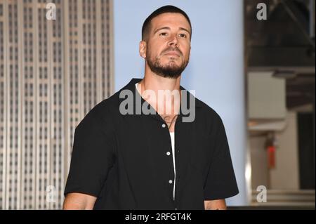 New York, USA. 03. Aug. 2023. Vinny Guadagnino besucht das Empire State Building, New York, NY, 3. August 2023. (Foto: Anthony Behar/Sipa USA) Guthaben: SIPA USA/Alamy Live News Stockfoto