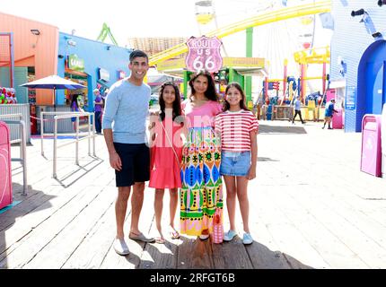 (Links-rechts) Premierminister Rishi Sunak, Anoushka Sunak, Akshata Murty und Krishna Sunak besuchen Santa Monica Pier in Santa Monica, Kalifornien, während ihrer Sommerferien. Foto: Donnerstag, 3. August 2023. Stockfoto