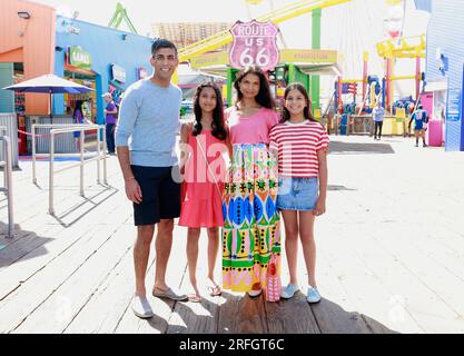 (Links-rechts) Premierminister Rishi Sunak, Anoushka Sunak, Akshata Murty und Krishna Sunak besuchen Santa Monica Pier in Santa Monica, Kalifornien, während ihrer Sommerferien. Foto: Donnerstag, 3. August 2023. Stockfoto