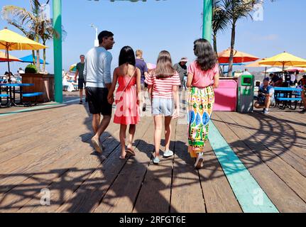 (Links-rechts) Premierminister Rishi Sunak, Anoushka Sunak, Krishna Sunak und Akshata Murty besuchen Santa Monica Pier in Santa Monica, Kalifornien, während ihrer Sommerferien. Foto: Donnerstag, 3. August 2023. Stockfoto