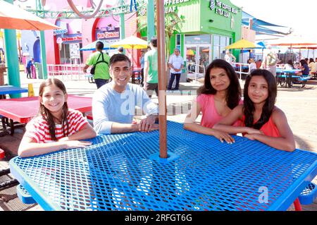 (Links-rechts) Krishna Sunak, Premierminister Rishi Sunak, Akshata Murty und Anoushka Sunak besuchen während ihrer Sommerferien den Santa Monica Pier in Santa Monica, Kalifornien. Foto: Donnerstag, 3. August 2023. Stockfoto