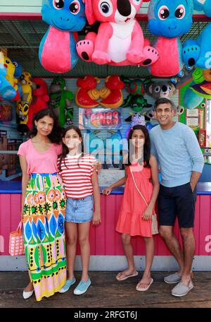 (Links-rechts) Akshata Murty, Krishna Sunak, Anoushka Sunak und Premierminister Rishi Sunak besuchen während ihrer Sommerferien den Santa Monica Pier in Santa Monica, Kalifornien. Foto: Donnerstag, 3. August 2023. Stockfoto