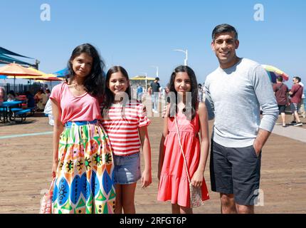 (Links-rechts) Akshata Murty, Krishna Sunak, Anoushka Sunak und Premierminister Rishi Sunak besuchen während ihrer Sommerferien den Santa Monica Pier in Santa Monica, Kalifornien. Foto: Donnerstag, 3. August 2023. Stockfoto