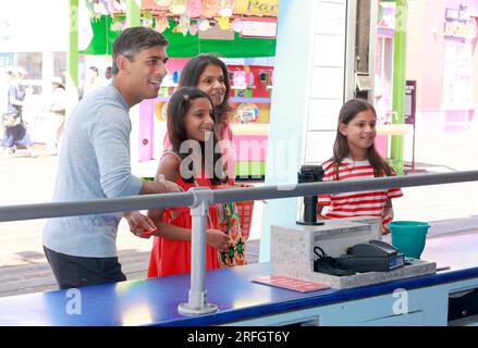 (Links-rechts) Premierminister Rishi Sunak, Anoushka Sunak, Akshata Murty und Krishna Sunak besuchen Santa Monica Pier in Santa Monica, Kalifornien, während ihrer Sommerferien. Foto: Donnerstag, 3. August 2023. Stockfoto