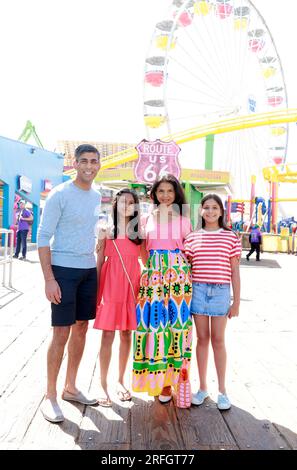 (Links-rechts) Premierminister Rishi Sunak, Anoushka Sunak, Akshata Murty und Krishna Sunak besuchen Santa Monica Pier in Santa Monica, Kalifornien, während ihrer Sommerferien. Foto: Donnerstag, 3. August 2023. Stockfoto