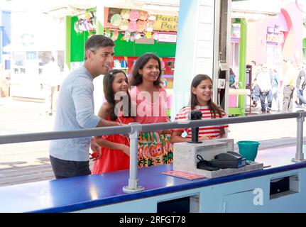 (Links-rechts) Premierminister Rishi Sunak, Anoushka Sunak, Akshata Murty und Krishna Sunak besuchen Santa Monica Pier in Santa Monica, Kalifornien, während ihrer Sommerferien. Foto: Donnerstag, 3. August 2023. Stockfoto