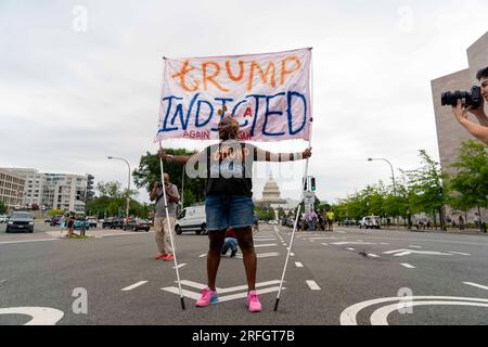 Washington, Usa. 03. Aug. 2023. Ein Demonstrante von Ameise-Trump hält ein Poster auf der Pennsylvania Avenue vor dem E. Barrett Prettyman Federal Courthouse vor der Anklageerhebung des ehemaligen Präsidenten Donald Trump wegen Wahlunterwanderung in Washington DC am Donnerstag, den 3. August 2023. Sonderanwalt Jack Smith hat den ehemaligen Präsidenten wegen vier Anschuldigungen in Verbindung mit seinen Handlungen vor und nach dem Angriff auf das US-Kapitol vom 6. Januar angeklagt. Foto: Bonnie Cash/UPI Credit: UPI/Alamy Live News Stockfoto