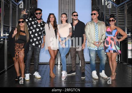 New York, USA. 03. Aug. 2023. Mitglieder der Besetzung „Jersey Shore Family Vacation“ (l-r) Nicole „Snooki“ Polizzi, Paul „DJ Pauly D“ Delvecchio, Sammi „Sweetheart“ Giancola, Jenni „JWOWW“ Farley, Vinny Guadagnino, Mike „The Situation“ Sorrentino, und Deena Nicole Cortese, New York, New York Empole State Building, 3. August 2023. (Foto: Anthony Behar/Sipa USA) Guthaben: SIPA USA/Alamy Live News Stockfoto