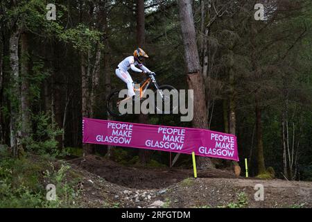 Fort William, Schottland, Großbritannien. 3. Aug. 2023. Die UCI Cycling World Championships Mountain Bike Downhill findet in Fort William statt. Heute war Trainingstag und Qualifikation für Männer und Frauen. Abbildung: Der Fahrer verlässt einen Sprung kurz vor einem legendären Menschen und lässt Glasgow mit dem Zeichen Credit: Kay Roxby/Alamy Live News unterschreiben Stockfoto