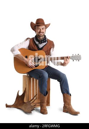 Ein hübscher Cowboy, der Gitarre spielt, auf weißem Hintergrund Stockfoto