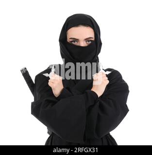 Weibliche Ninja mit Shurikens auf weißem Hintergrund Stockfoto