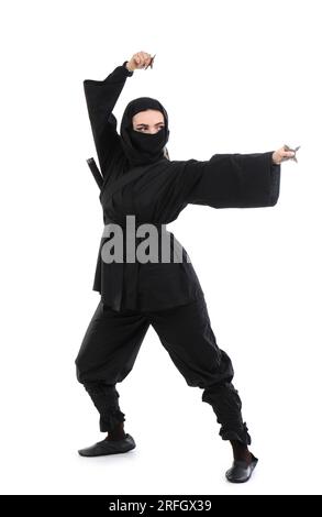 Weibliche Ninja mit Shurikens auf weißem Hintergrund Stockfoto