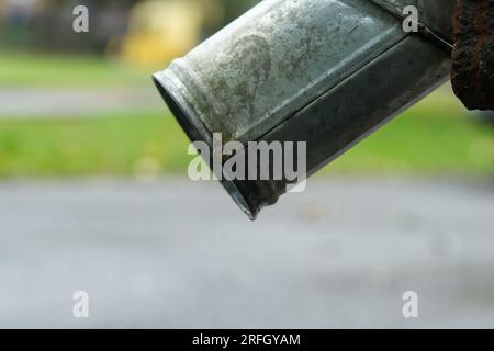 Nahaufnahme des Untergrunds des Ablaufrohrs an der Ecke des Hauses. Stockfoto