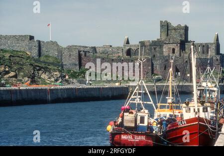 1989 Archivfoto von Peel Castle vom Hafen, Isle of man. Stockfoto