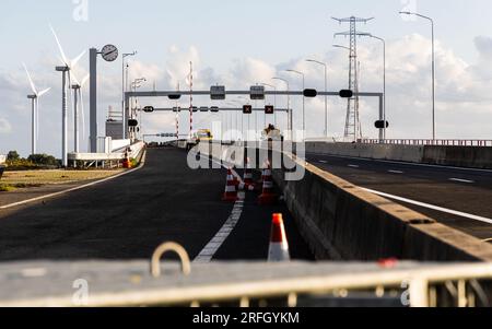 NUMANSDORP - Endarbeiten an der Haringvliet-Brücke auf der Autobahn A29. Die Brücke wird bald wieder geöffnet, nachdem sie wegen größerer Wartungsarbeiten für den gesamten Verkehr gesperrt wurde. Das Brückenventil und der Bewegungsmechanismus wurden während der Arbeiten ausgetauscht. ANP JEFFREY GROENEWEG niederlande raus - belgien raus Stockfoto