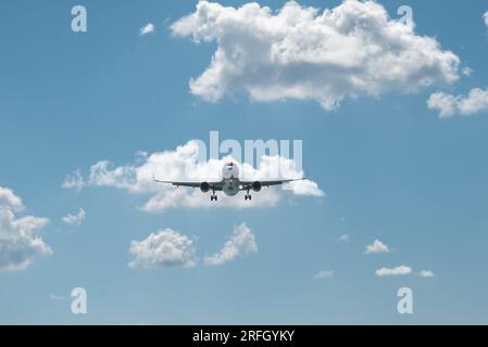 Kerkyra, Griechenland - 09 24 2022: Blick von unten auf das Easy Jet Flugzeug, das über einem blauen Himmel und heller Sonne fliegt. Stockfoto