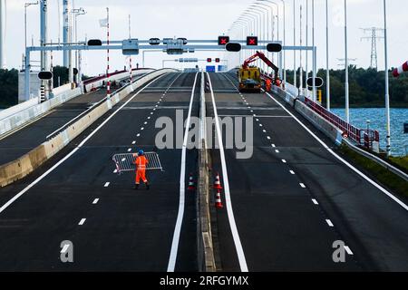 NUMANSDORP - Drohnenfoto der Haringvliet-Brücke auf der Autobahn A29. Die Brücke wird bald wieder geöffnet, nachdem sie wegen größerer Wartungsarbeiten für den gesamten Verkehr gesperrt wurde. Das Brückenventil und der Bewegungsmechanismus wurden während der Arbeiten ausgetauscht. ANP JEFFREY GROENEWEG niederlande raus - belgien raus Stockfoto