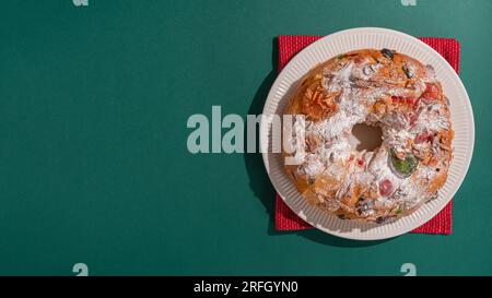 Portugiesischer Chrismas-Kuchen Bolo Rei auf Grün Stockfoto