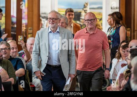 Belfast, Großbritannien. 03. Aug. 2023. Falls Rd, Belfast 3. August 2023. Die Wahlmöglichkeiten für Irland, der Abgeordnete Jeremy Corbyn, richtete sich an eine Kapazitätsgruppe am St. Mary's University College in Belfast über die Entscheidungen bezüglich eines Referendums über die Wiedervereinigung. Auch Gerry Adams von Sinn Fein war anwesend. Kredit: Bonzo/Alamy Live News Stockfoto