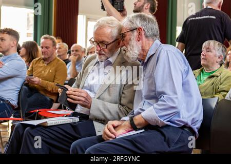 Belfast, Großbritannien. 03. Aug. 2023. Falls Rd, Belfast 3. August 2023. Die Wahlmöglichkeiten für Irland, der Abgeordnete Jeremy Corbyn, richtete sich an eine Kapazitätsgruppe am St. Mary's University College in Belfast über die Entscheidungen bezüglich eines Referendums über die Wiedervereinigung. Auch Gerry Adams von Sinn Fein war anwesend. Kredit: Bonzo/Alamy Live News Stockfoto