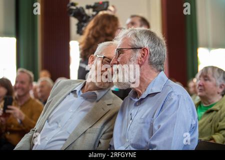 Belfast, Großbritannien. 03. Aug. 2023. Falls Rd, Belfast 3. August 2023. Die Wahlmöglichkeiten für Irland, der Abgeordnete Jeremy Corbyn, richtete sich an eine Kapazitätsgruppe am St. Mary's University College in Belfast über die Entscheidungen bezüglich eines Referendums über die Wiedervereinigung. Auch Gerry Adams von Sinn Fein war anwesend. Kredit: Bonzo/Alamy Live News Stockfoto