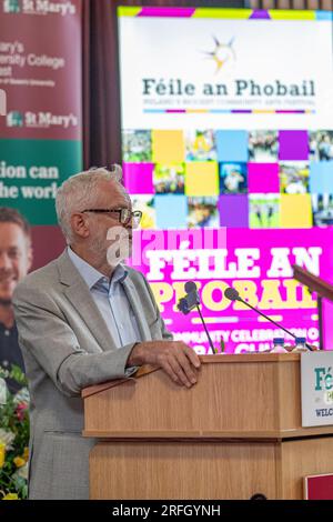 Belfast, Großbritannien. 03. Aug. 2023. Falls Rd, Belfast 3. August 2023. Die Wahlmöglichkeiten für Irland, der Abgeordnete Jeremy Corbyn, richtete sich an eine Kapazitätsgruppe am St. Mary's University College in Belfast über die Entscheidungen bezüglich eines Referendums über die Wiedervereinigung. Auch Gerry Adams von Sinn Fein war anwesend. Kredit: Bonzo/Alamy Live News Stockfoto