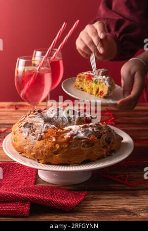 Eine Frau, die typischen Chrismas-Kuchen isst, Bolo Rei Stockfoto