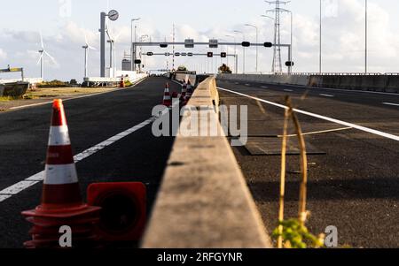 NUMANSDORP - Endarbeiten an der Haringvliet-Brücke auf der Autobahn A29. Die Brücke wird bald wieder geöffnet, nachdem sie wegen größerer Wartungsarbeiten für den gesamten Verkehr gesperrt wurde. Das Brückenventil und der Bewegungsmechanismus wurden während der Arbeiten ausgetauscht. ANP JEFFREY GROENEWEG niederlande raus - belgien raus Stockfoto