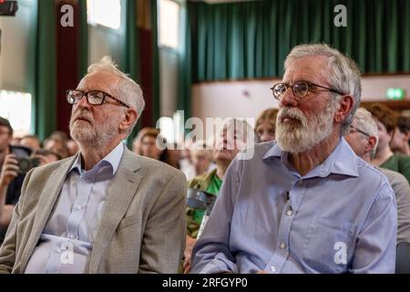 Belfast, Großbritannien. 03. Aug. 2023. Falls Rd, Belfast 3. August 2023. Die Wahlmöglichkeiten für Irland, der Abgeordnete Jeremy Corbyn, richtete sich an eine Kapazitätsgruppe am St. Mary's University College in Belfast über die Entscheidungen bezüglich eines Referendums über die Wiedervereinigung. Auch Gerry Adams von Sinn Fein war anwesend. Kredit: Bonzo/Alamy Live News Stockfoto