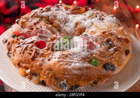 Portugiesische Weihnachtskuchen Bolo Rei Stockfoto