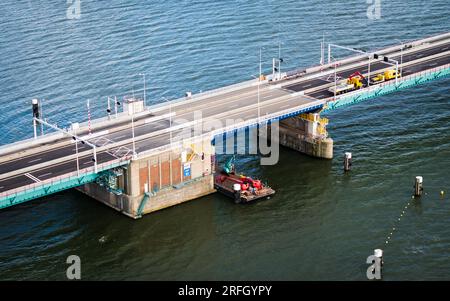 NUMANSDORP - Drohnenfoto der Haringvliet-Brücke auf der Autobahn A29. Die Brücke wird bald wieder geöffnet, nachdem sie wegen größerer Wartungsarbeiten für den gesamten Verkehr gesperrt wurde. Das Brückenventil und der Bewegungsmechanismus wurden während der Arbeiten ausgetauscht. ANP JEFFREY GROENEWEG niederlande raus - belgien raus Stockfoto