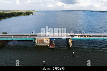 NUMANSDORP - Drohnenfoto der Haringvliet-Brücke auf der Autobahn A29. Die Brücke wird bald wieder geöffnet, nachdem sie wegen größerer Wartungsarbeiten für den gesamten Verkehr gesperrt wurde. Das Brückenventil und der Bewegungsmechanismus wurden während der Arbeiten ausgetauscht. ANP JEFFREY GROENEWEG niederlande raus - belgien raus Stockfoto