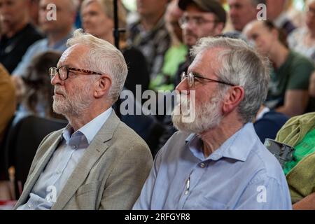 Belfast, Großbritannien. 03. Aug. 2023. Falls Rd, Belfast 3. August 2023. Die Wahlmöglichkeiten für Irland, der Abgeordnete Jeremy Corbyn, richtete sich an eine Kapazitätsgruppe am St. Mary's University College in Belfast über die Entscheidungen bezüglich eines Referendums über die Wiedervereinigung. Auch Gerry Adams von Sinn Fein war anwesend. Kredit: Bonzo/Alamy Live News Stockfoto