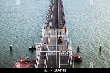 NUMANSDORP - Drohnenfoto der Haringvliet-Brücke auf der Autobahn A29. Die Brücke wird bald wieder geöffnet, nachdem sie wegen größerer Wartungsarbeiten für den gesamten Verkehr gesperrt wurde. Das Brückenventil und der Bewegungsmechanismus wurden während der Arbeiten ausgetauscht. ANP JEFFREY GROENEWEG niederlande raus - belgien raus Stockfoto