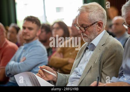 Belfast, Großbritannien. 03. Aug. 2023. Falls Rd, Belfast 3. August 2023. Die Wahlmöglichkeiten für Irland, der Abgeordnete Jeremy Corbyn, richtete sich an eine Kapazitätsgruppe am St. Mary's University College in Belfast über die Entscheidungen bezüglich eines Referendums über die Wiedervereinigung. Auch Gerry Adams von Sinn Fein war anwesend. Kredit: Bonzo/Alamy Live News Stockfoto