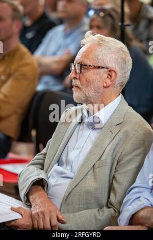 Belfast, Großbritannien. 03. Aug. 2023. Falls Rd, Belfast 3. August 2023. Die Wahlmöglichkeiten für Irland, der Abgeordnete Jeremy Corbyn, richtete sich an eine Kapazitätsgruppe am St. Mary's University College in Belfast über die Entscheidungen bezüglich eines Referendums über die Wiedervereinigung. Auch Gerry Adams von Sinn Fein war anwesend. Kredit: Bonzo/Alamy Live News Stockfoto