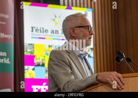 Belfast, Großbritannien. 03. Aug. 2023. Falls Rd, Belfast 3. August 2023. Die Wahlmöglichkeiten für Irland, der Abgeordnete Jeremy Corbyn, richtete sich an eine Kapazitätsgruppe am St. Mary's University College in Belfast über die Entscheidungen bezüglich eines Referendums über die Wiedervereinigung. Auch Gerry Adams von Sinn Fein war anwesend. Kredit: Bonzo/Alamy Live News Stockfoto