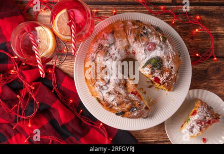 Portugiesischer Chrismas Kuchen Bolo Rei und Getränke auf dem Tisch Stockfoto