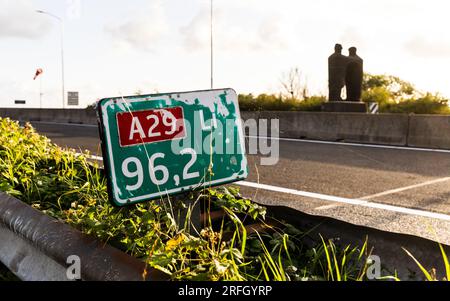 NUMANSDORP - Hektometre-Posten auf der Haringvliet-Brücke auf der Autobahn A29. Die Brücke wird bald wieder geöffnet, nachdem sie wegen größerer Wartungsarbeiten für den gesamten Verkehr gesperrt wurde. Das Brückenventil und der Bewegungsmechanismus wurden während der Arbeiten ausgetauscht. ANP JEFFREY GROENEWEG niederlande raus - belgien raus Stockfoto