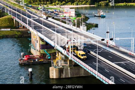 NUMANSDORP - Drohnenfoto der Haringvliet-Brücke auf der Autobahn A29. Die Brücke wird bald wieder geöffnet, nachdem sie wegen größerer Wartungsarbeiten für den gesamten Verkehr gesperrt wurde. Das Brückenventil und der Bewegungsmechanismus wurden während der Arbeiten ausgetauscht. ANP JEFFREY GROENEWEG niederlande raus - belgien raus Stockfoto