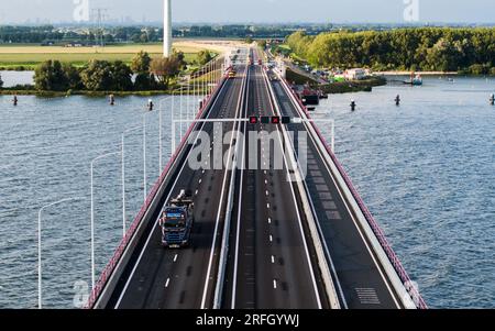 NUMANSDORP - Drohnenfoto der Haringvliet-Brücke auf der Autobahn A29. Die Brücke wird bald wieder geöffnet, nachdem sie wegen größerer Wartungsarbeiten für den gesamten Verkehr gesperrt wurde. Das Brückenventil und der Bewegungsmechanismus wurden während der Arbeiten ausgetauscht. ANP JEFFREY GROENEWEG niederlande raus - belgien raus Stockfoto