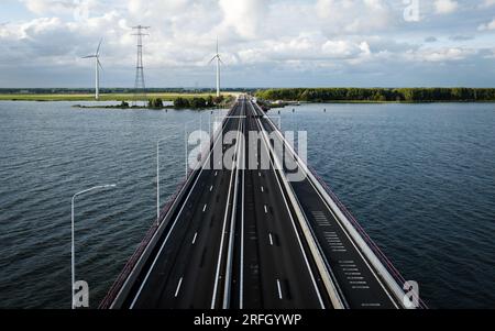 NUMANSDORP - Drohnenfoto der Haringvliet-Brücke auf der Autobahn A29. Die Brücke wird bald wieder geöffnet, nachdem sie wegen größerer Wartungsarbeiten für den gesamten Verkehr gesperrt wurde. Das Brückenventil und der Bewegungsmechanismus wurden während der Arbeiten ausgetauscht. ANP JEFFREY GROENEWEG niederlande raus - belgien raus Stockfoto