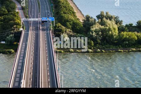 NUMANSDORP - Drohnenfoto der Haringvliet-Brücke auf der Autobahn A29. Die Brücke wird bald wieder geöffnet, nachdem sie wegen größerer Wartungsarbeiten für den gesamten Verkehr gesperrt wurde. Das Brückenventil und der Bewegungsmechanismus wurden während der Arbeiten ausgetauscht. ANP JEFFREY GROENEWEG niederlande raus - belgien raus Stockfoto