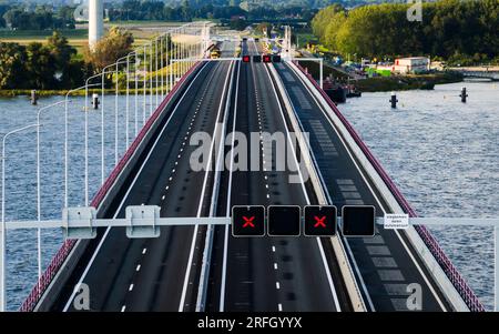 NUMANSDORP - Drohnenfoto der Haringvliet-Brücke auf der Autobahn A29. Die Brücke wird bald wieder geöffnet, nachdem sie wegen größerer Wartungsarbeiten für den gesamten Verkehr gesperrt wurde. Das Brückenventil und der Bewegungsmechanismus wurden während der Arbeiten ausgetauscht. ANP JEFFREY GROENEWEG niederlande raus - belgien raus Stockfoto