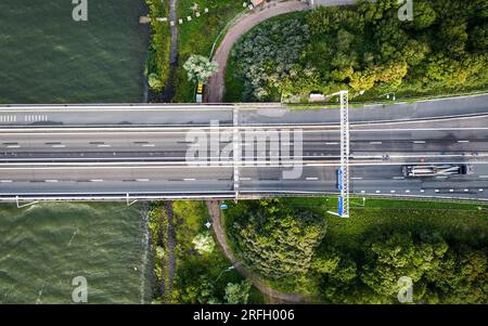 NUMANSDORP - Drohnenfoto der Haringvliet-Brücke auf der Autobahn A29. Die Brücke wird bald wieder geöffnet, nachdem sie wegen größerer Wartungsarbeiten für den gesamten Verkehr gesperrt wurde. Das Brückenventil und der Bewegungsmechanismus wurden während der Arbeiten ausgetauscht. ANP JEFFREY GROENEWEG niederlande raus - belgien raus Stockfoto